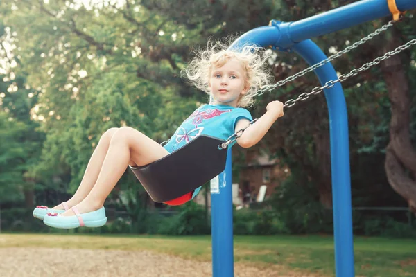 Retrato Pequeña Niña Feliz Sonriente Camiseta Pantalones Cortos Balanceándose Patio — Foto de Stock