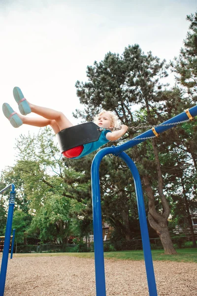 Retrato Menina Pré Escolar Sorridente Feliz Tshirt Shorts Balançando Playground — Fotografia de Stock