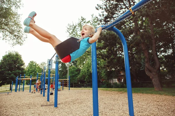 Portret Van Gelukkig Lachend Preschool Meisje Tshirt Shorts Swingen Speelplaats — Stockfoto