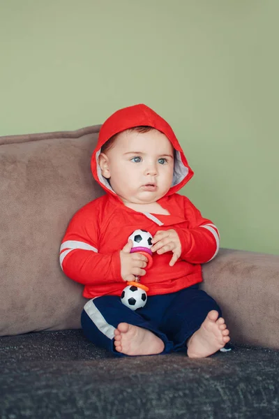 Porträt Des Süßen Süßen Kaukasischen Jungen Der Rotes Sport Kapuzenshirt — Stockfoto