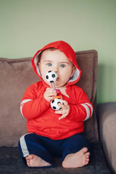 ปภาพของเด กชายน Caucasian สวมใส ฬาส แดงและกางเกงช ดตาม กเจ ดเด อนน — ภาพถ่ายสต็อก