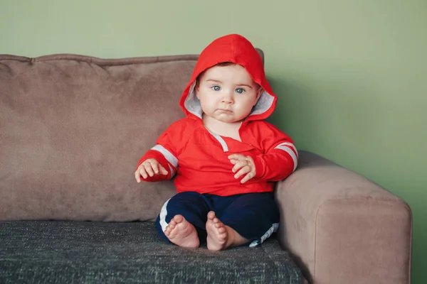 Portræt Sød Sød Kaukasiske Smilende Baby Dreng Med Blå Øjne - Stock-foto