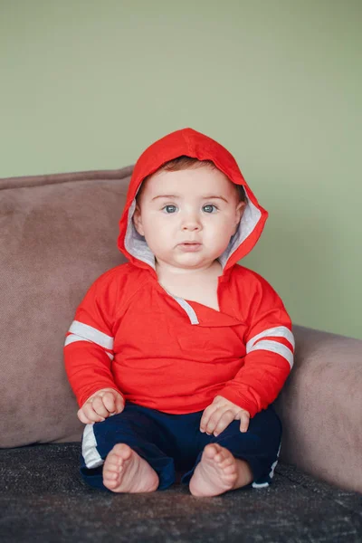 Portret Van Leuke Schattige Kaukasische Lachende Babyjongen Met Blauwe Ogen — Stockfoto