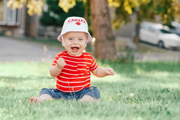 Porträtt Lilla Vita Kaukasiska Pojke Kanadensiska Hatt Med Lönnlöv Barnet — Stockfoto