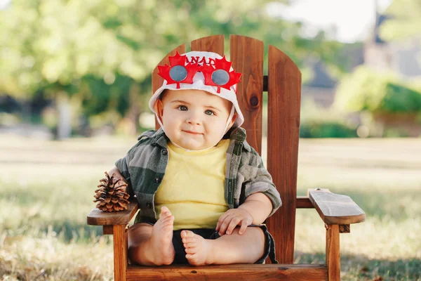 Porträtt Lilla Vita Kaukasiska Pojke Klädd Kanadensiska Hatt Och Roliga — Stockfoto
