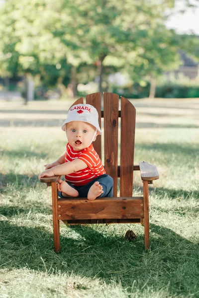 Retrato Menino Branco Caucasiano Com Chapéu Canadiano Criança Sentada Pequena — Fotografia de Stock