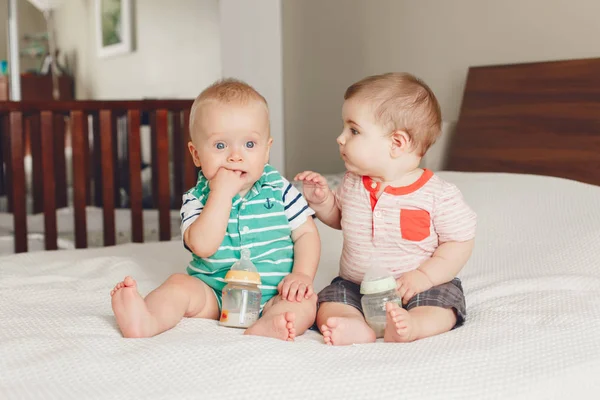 Gruppenporträt Von Zwei Weißen Kaukasischen Niedlich Entzückend Lustige Baby Jungen — Stockfoto