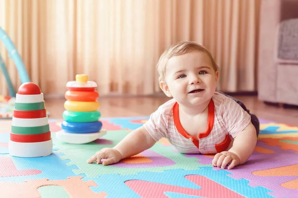 可爱可爱的金发白种人的肖像微笑的孩子 蓝眼睛躺在地板上孩子们的房间看着相机 婴儿在 Playmat 上爬行 早期教育发展 — 图库照片