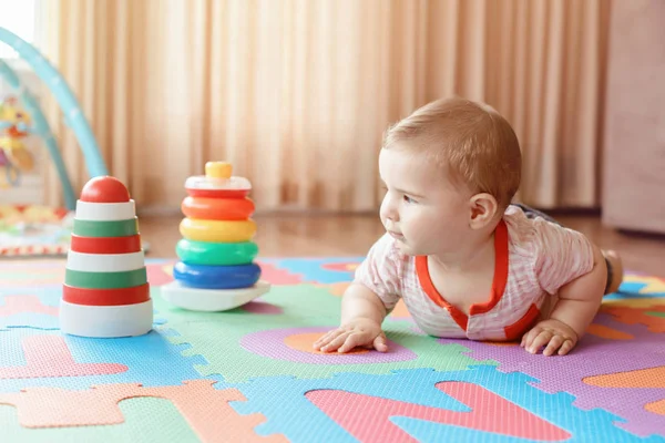 Potret Lucu Lucu Pirang Kaukasia Tersenyum Anak Laki Laki Dengan — Stok Foto