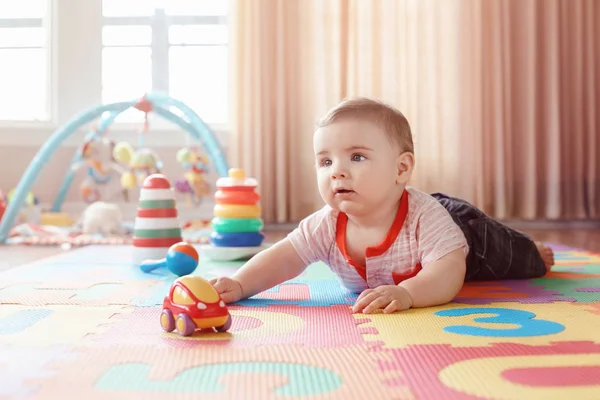 Potret Lucu Lucu Pirang Kaukasia Tersenyum Anak Laki Laki Dengan — Stok Foto