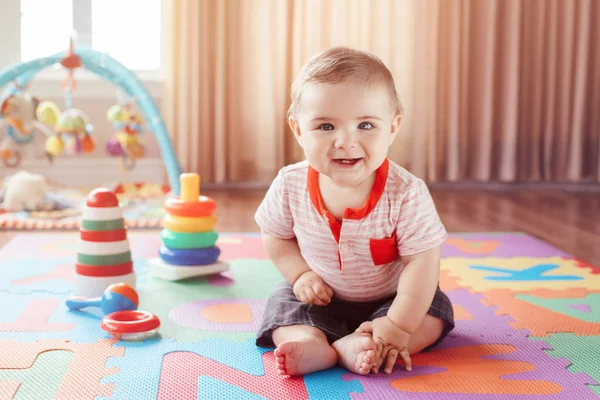 Porträt Des Niedlichen Blonden Kaukasischen Lächelnden Jungen Mit Blauen Augen — Stockfoto