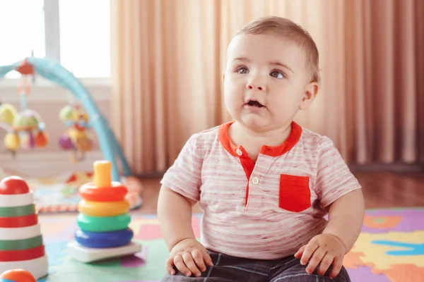 Primo Piano Ritratto Carino Adorabile Biondo Caucasico Bambino Sorridente Ragazzo — Foto Stock