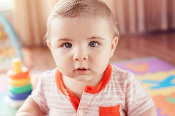 かわいいかわいいブロンド白人笑顔子少年の青い目の子供たちの子供部屋の床に座ってのポートレート クローズ アップ プレーマットにおもちゃで遊んで赤ちゃん 早い教育開発 — ストック写真