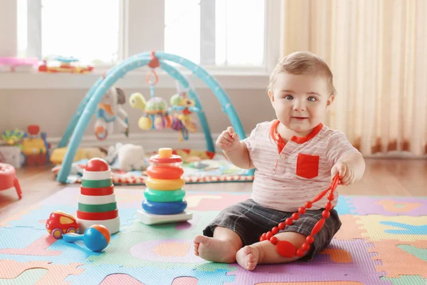 Portret Van Leuke Schattige Blonde Kaukasische Lachende Kind Jongen Met Stockfoto