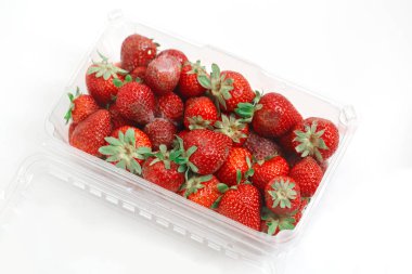 Çürük çilek beyaz büyük kalıp plastik kutu kapsayıcısına yerleştirilir ile görüntüsünü kapatmak makro vurdu.