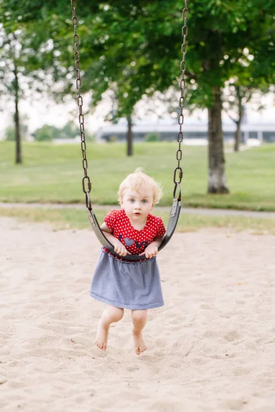 Porträtt Glada Leende Liten Toddler Flicka Svängande Gungor Lekplats Utanför — Stockfoto