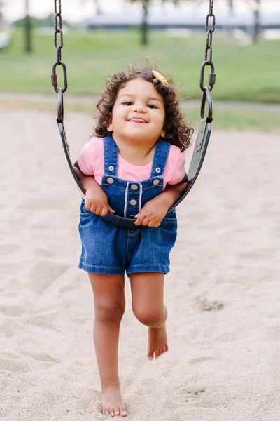 Retrato Feliz Sorrindo Pequena Menina Latina Hispânica Criança Balançando Balanços — Fotografia de Stock