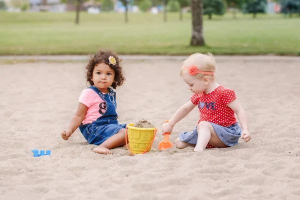 Retrato Dois Lindos Bebês Latinos Brancos Hispânicos Crianças Sentadas Sandbox — Fotografia de Stock