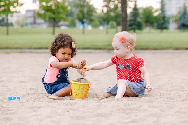Портрет Двух Симпатичных Белых Латиноамериканских Детишек Сидящих Песочнице Играющих Пластиковыми — стоковое фото