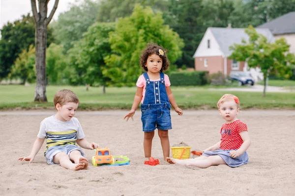 Porträt Von Drei Niedlichen Kaukasischen Und Hispanischen Lateinamerikanischen Kleinkindern Die — Stockfoto