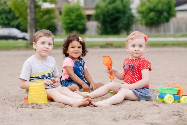 Retrato Tres Lindos Niños Latinos Caucásicos Hispanos Bebés Niños Sentados — Foto de Stock