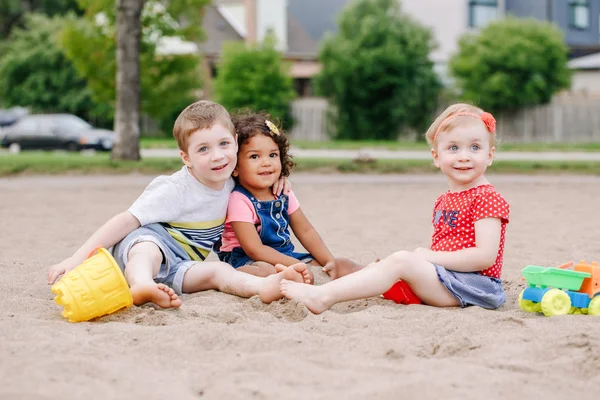 Plastik Renkli Oyuncaklar Ile Oynama Sandbox Oturan Sevimli Beyaz Spanyol — Stok fotoğraf