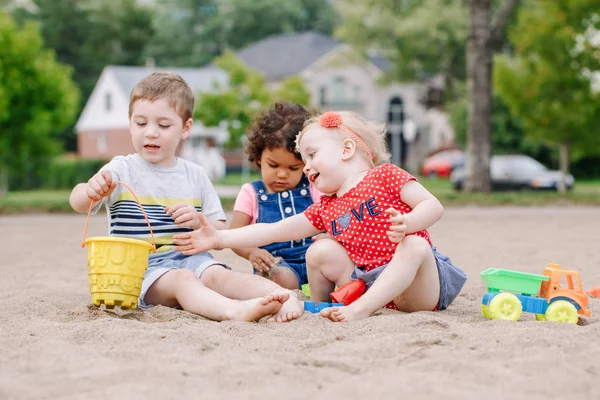 Retrato Três Lindos Bebês Latinos Brancos Hispânicos Crianças Sentadas Sandbox — Fotografia de Stock