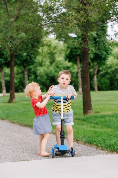 Duas Crianças Pré Escolares Caucasianas Lutar Parque Fora Menino Menina — Fotografia de Stock