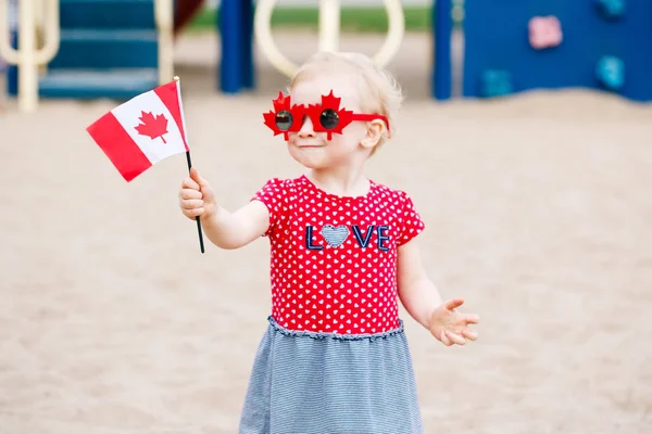 Ritratto Adorabile Piccola Bionda Caucasica Bambina Che Tiene Bandiera Canadese — Foto Stock