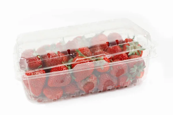塑料透明盒容器中白色大模具的腐烂草莓特写镜头图像 — 图库照片