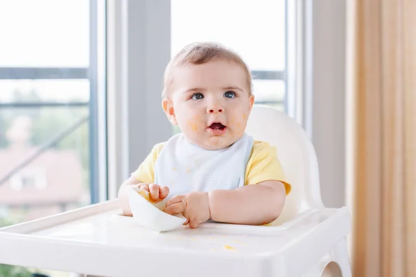 Porträt Eines Süßen Entzückenden Kaukasischen Jungen Mit Schmutzigem Unordentlichem Gesicht — Stockfoto