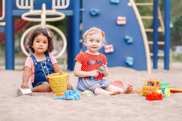 Amigos Para Sempre Dois Lindos Bebês Latinos Brancos Hispânicos Crianças — Fotografia de Stock