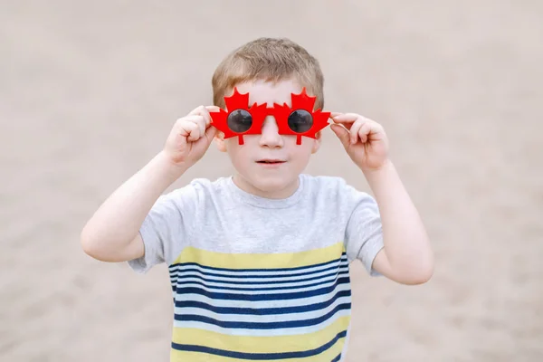 Retrato Adorable Lindo Niño Rubio Caucásico Usando Divertidas Gafas Sol — Foto de Stock