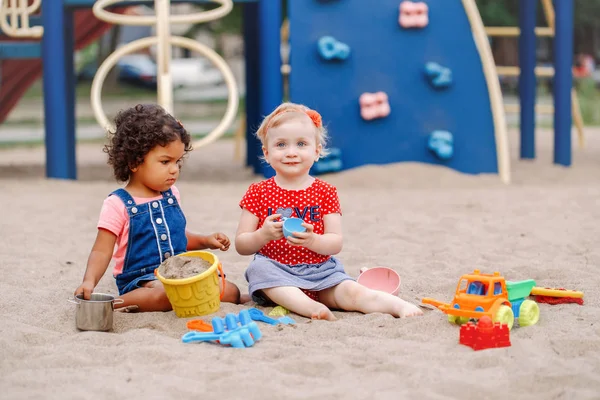 Glücklicher Tag Zwei Süße Kaukasische Und Hispanische Lateinamerikanische Babys Die — Stockfoto