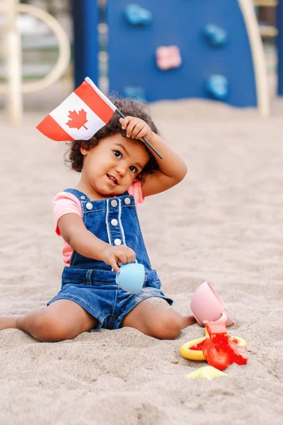 Портрет Очаровательной Милой Латиноамериканской Малышки Канадским Флагом Гражданка Женщина Празднует — стоковое фото