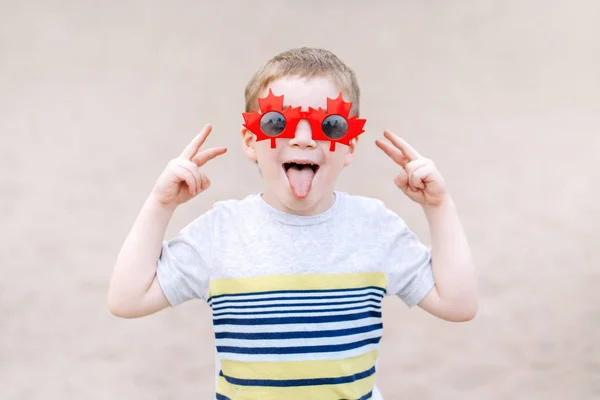 Retrato Adorable Lindo Niño Rubio Caucásico Usando Divertidas Gafas Sol — Foto de Stock