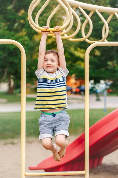 Kaukasischer Junge Der Affenstäben Park Auf Dem Spielplatz Hängt Aktives — Stockfoto