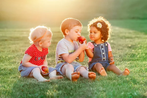 三白种白人和拉美拉美裔儿童男孩和女孩坐在一起分享和吃苹果食品集团肖像 热爱友谊的童年理念 最好的朋友永远 — 图库照片