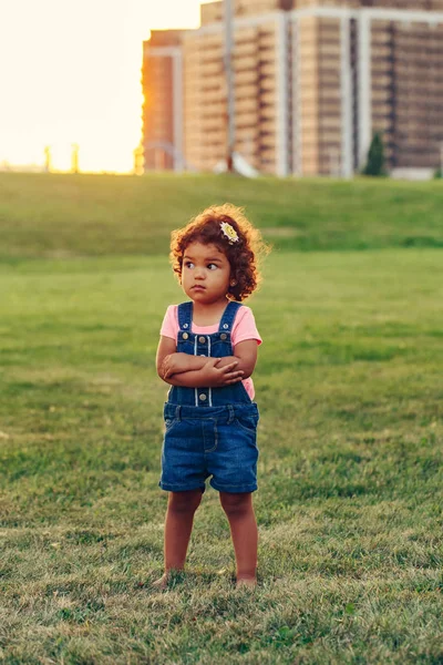 Ensamhet Person Porträtt Söt Bedårande Latin Spansktalande Barfota Flicka Barn — Stockfoto