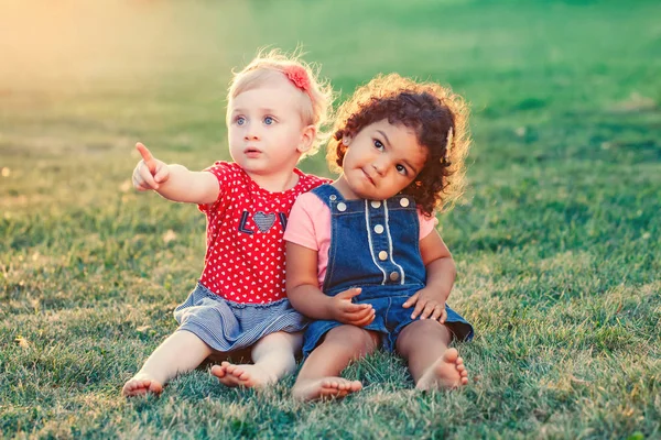 Retrato Grupo Dos Niñas Adorables Niños Pequeños Lindos Sentados Juntos —  Fotos de Stock