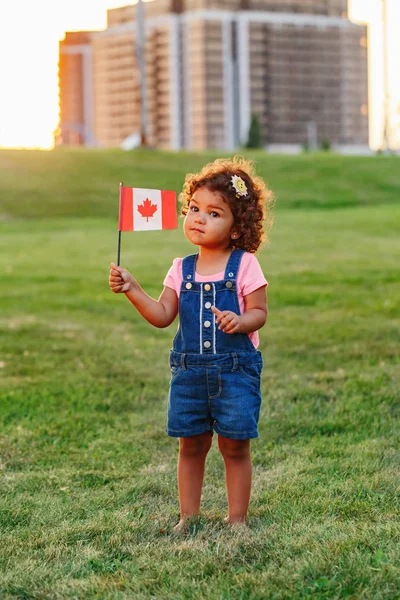 Potret Gadis Kecil Lucu Latin Hispanik Baller Memegang Bendera Kanada — Stok Foto