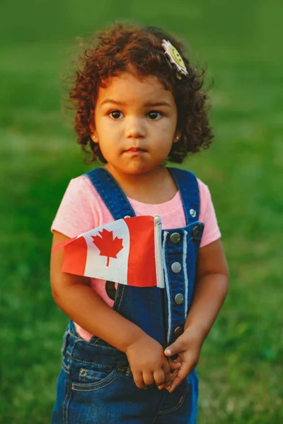 愛らしいかわいいラテン ヒスパニック赤ちゃん幼児女の子カナダ国旗を振って保持の肖像画 カナダ デーを祝う女性子供の市民 — ストック写真