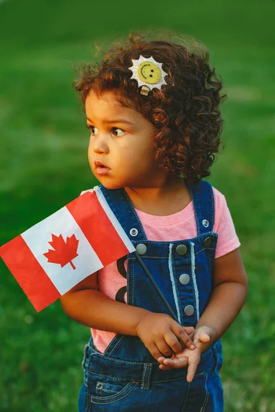 Potret Gadis Kecil Lucu Latin Hispanik Baller Memegang Bendera Kanada — Stok Foto