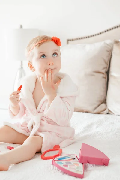 Bonito Asorable Engraçado Caucasiano Loira Bebê Menina Anos Idade Roupão — Fotografia de Stock