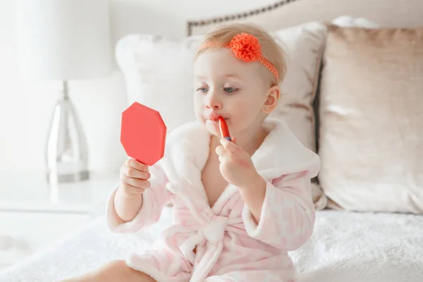 귀여운 Asorable 메이크업을 거울으로 집에서 침실에서 그녀의 침대에 — 스톡 사진