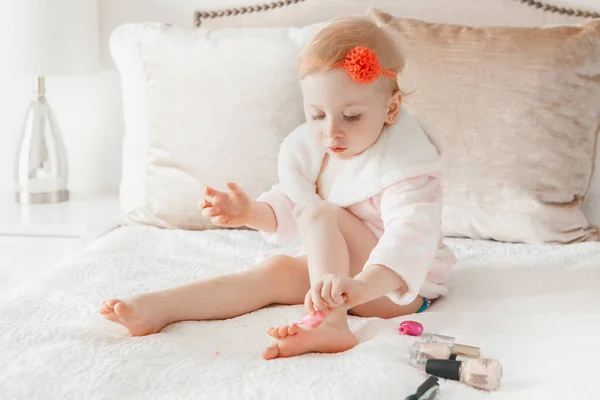 Adorável Linda Loira Caucasiana Bebê Menina Pintando Pregos Sentados Cama — Fotografia de Stock