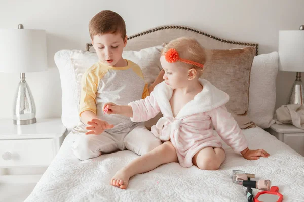 Birlikte Oynayan Sevimli Beyaz Erkek Kız Kardeşleri Yatakta Evde Oturan — Stok fotoğraf