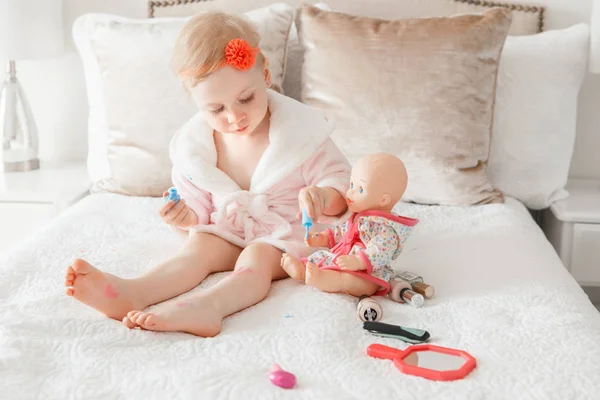 Adorável Linda Loira Caucasiana Bebê Menina Pintando Unhas Para Sua — Fotografia de Stock
