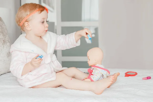 Adorable Linda Rubia Caucásica Niña Pintando Clavos Para Muñeca Sentada — Foto de Stock