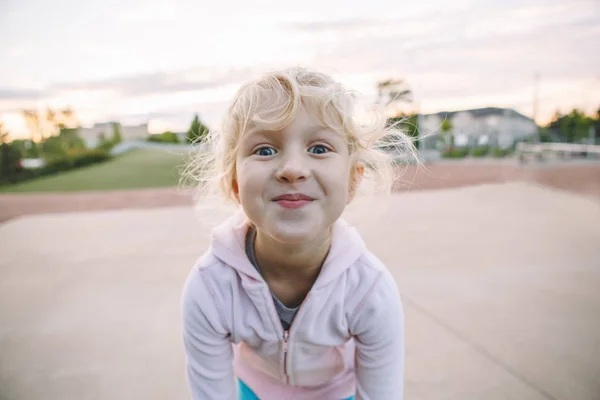 Gracioso Gace Retrato Lindo Adorable Niña Rubia Caucásica Haciendo Caras — Foto de Stock